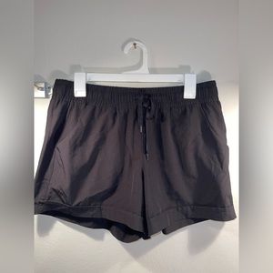 Like new pocketed black shorts